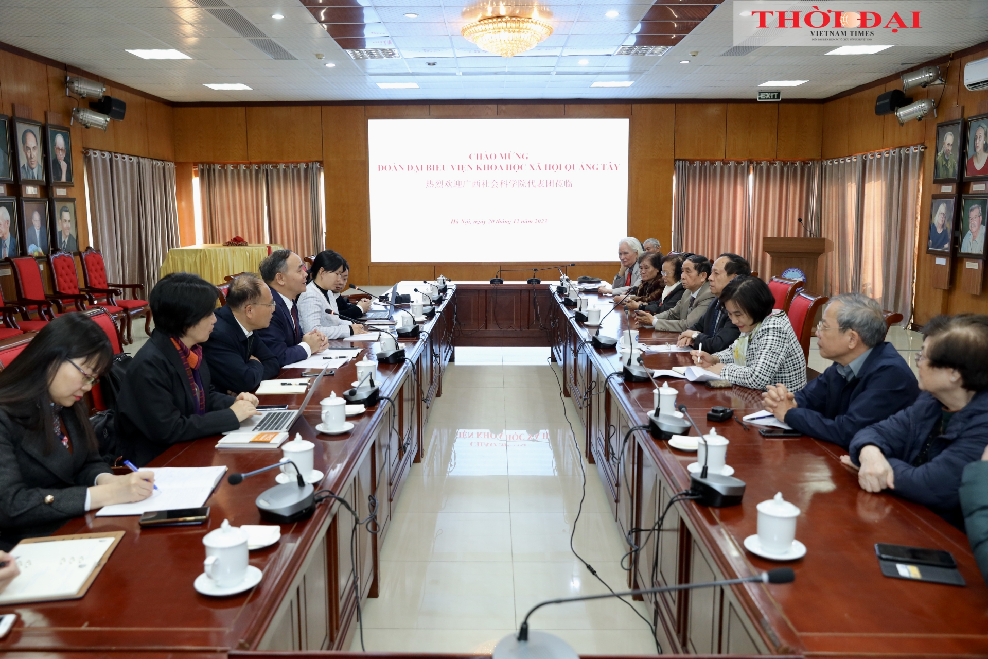 越南中国友好协会与中国广西社会科学院院长陈立生先生率领的代表团于12月20日至12日在河内举行的工作会议。 越南中国友好协会与中国广西社会科学院院长陈立生先生率领的代表团于12月20日至12日在河内举行的工作会议。