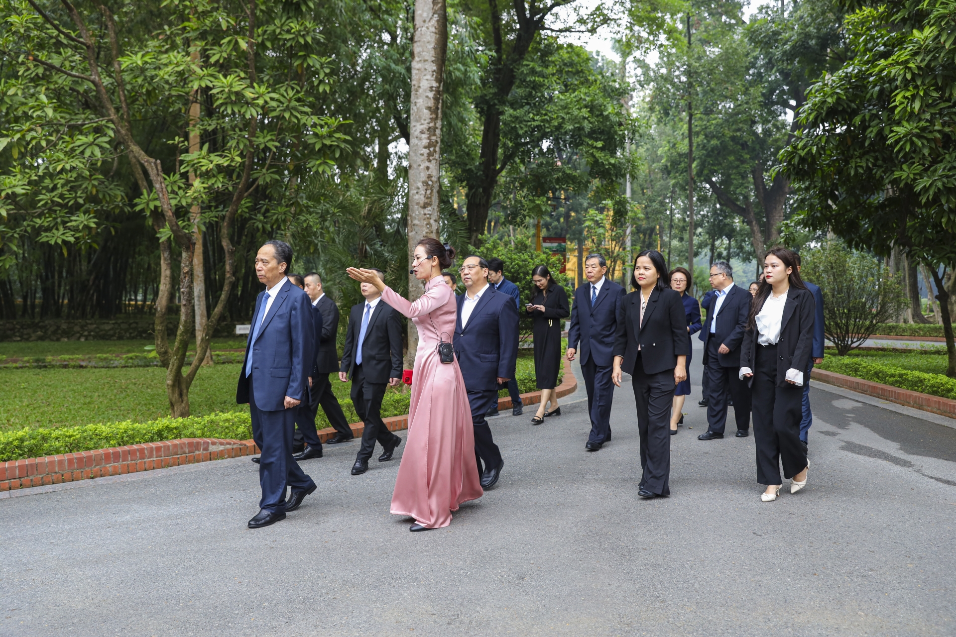 加深越中友谊:中国国际交流协会代表团访问越南历史文化名胜 加深越中友谊:中国国际交流协会代表团访问越南历史文化名胜