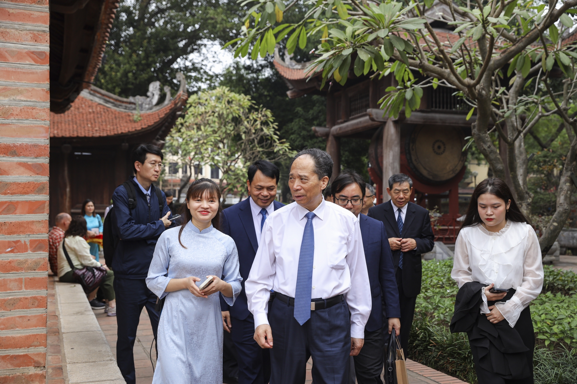 加深越中友谊:中国国际交流协会代表团访问越南历史文化名胜 加深越中友谊:中国国际交流协会代表团访问越南历史文化名胜
