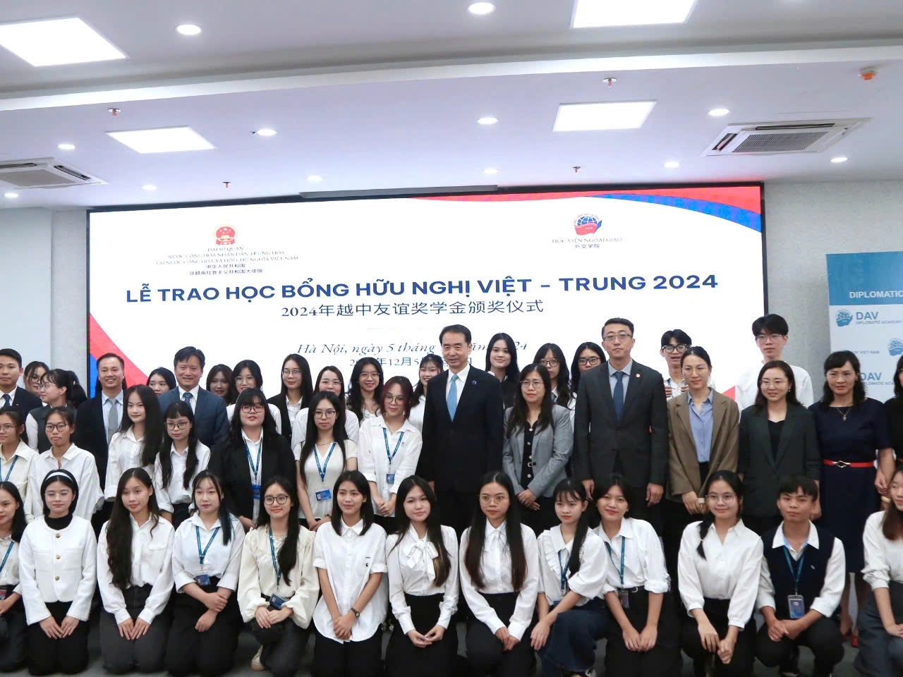 12月5日,中国驻越南大使何炜出席在越南外交学院举行的“中越友好奖学金”颁发仪式。外交学院代院长阮雄山和近百名师生代表共同参加。何炜大使在致辞中表示,中越关系由两国老一辈领导人缔造,在民族独立、国家解放及社会主义建设中历久弥坚。他鼓励青年勇敢接过历史接力棒,成为两国改革发展的建设者和友谊的接班人,为构建双边命运共同体贡献力量。阮雄山代院长高度评价中方奖学金对越南学生勤奋精神的肯定,以及其推动两国战略合作深化的重要意义。他鼓励学生努力成才,为国家和中越友好事业作出更大贡献。“中越友好奖学金”由中国驻越南使馆于2022年设立,旨在资助品学兼优及家境困难的学生,目前已有百余人受益。 12月5日,中国驻越南大使何炜出席在越南外交学院举行的“中越友好奖学金”颁发仪式。外交学院代院长阮雄山和近百名师生代表共同参加。何炜大使在致辞中表示,中越关系由两国老一辈领导人缔造,在民族独立、国家解放及社会主义建设中历久弥坚。他鼓励青年勇敢接过历史接力棒,成为两国改革发展的建设者和友谊的接班人,为构建双边命运共同体贡献力量。阮雄山代院长高度评价中方奖学金对越南学生勤奋精神的肯定,以及其推动两国战略合作深化的重要意义。他鼓励学生努力成才,为国家和中越友好事业作出更大贡献。“中越友好奖学金”由中国驻越南使馆于2022年设立,旨在资助品学兼优及家境困难的学生,目前已有百余人受益。