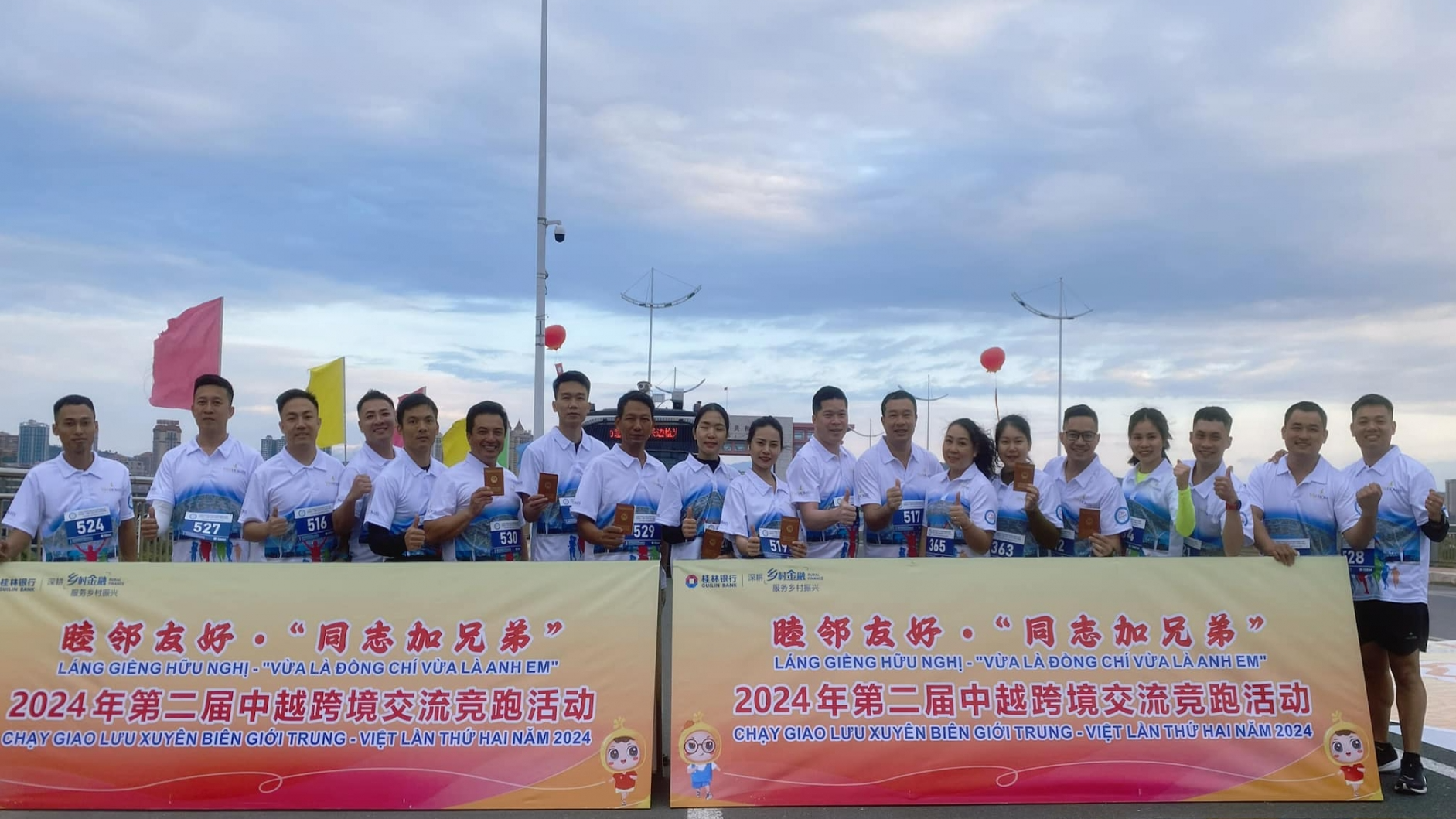 2024中越(东兴—芒街)商贸·旅游博览暨产业合作活动周框架内,第二届中越跨境交流竞跑活动于12月8日在中国广西壮族自治区东兴市成功举办。此次活动以“睦邻友好-同志加兄弟”为主题,共吸引了1200名中越运动员参加。赛道从中国东兴北仑河二桥国门楼出发,经东兴边境沿河大道,穿越北仑河一桥抵达越南芒街市,随后沿北仑河二桥方向行驶12公里返回中国东兴,全程象征着两国边境的友谊与合作。 活动结束后,组委会向中越双方三名表现最优秀的运动员颁发奖项,并向所有完成比赛的运动员授予纪念章,以表彰其参与精神。 据悉,2024中越(东兴—芒街)商贸·旅游博览暨产业合作活动周于12月5日至11日在广西东兴市举行,旨在搭建两国企业对接合作的桥梁,促进投资、旅游及市场拓展。活动进一步丰富了边境地区的文化色彩,同时也深化了两国边境地区之间的睦邻友好与务实合作关系,为边境地区共同发展注入新的动力和活力,为中越友谊书写了新的篇章。 2024中越(东兴—芒街)商贸·旅游博览暨产业合作活动周框架内,第二届中越跨境交流竞跑活动于12月8日在中国广西壮族自治区东兴市成功举办。此次活动以“睦邻友好-同志加兄弟”为主题,共吸引了1200名中越运动员参加。赛道从中国东兴北仑河二桥国门楼出发,经东兴边境沿河大道,穿越北仑河一桥抵达越南芒街市,随后沿北仑河二桥方向行驶12公里返回中国东兴,全程象征着两国边境的友谊与合作。 活动结束后,组委会向中越双方三名表现最优秀的运动员颁发奖项,并向所有完成比赛的运动员授予纪念章,以表彰其参与精神。 据悉,20