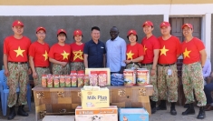 越南维和工兵队在阿卜耶伊开展公益活动