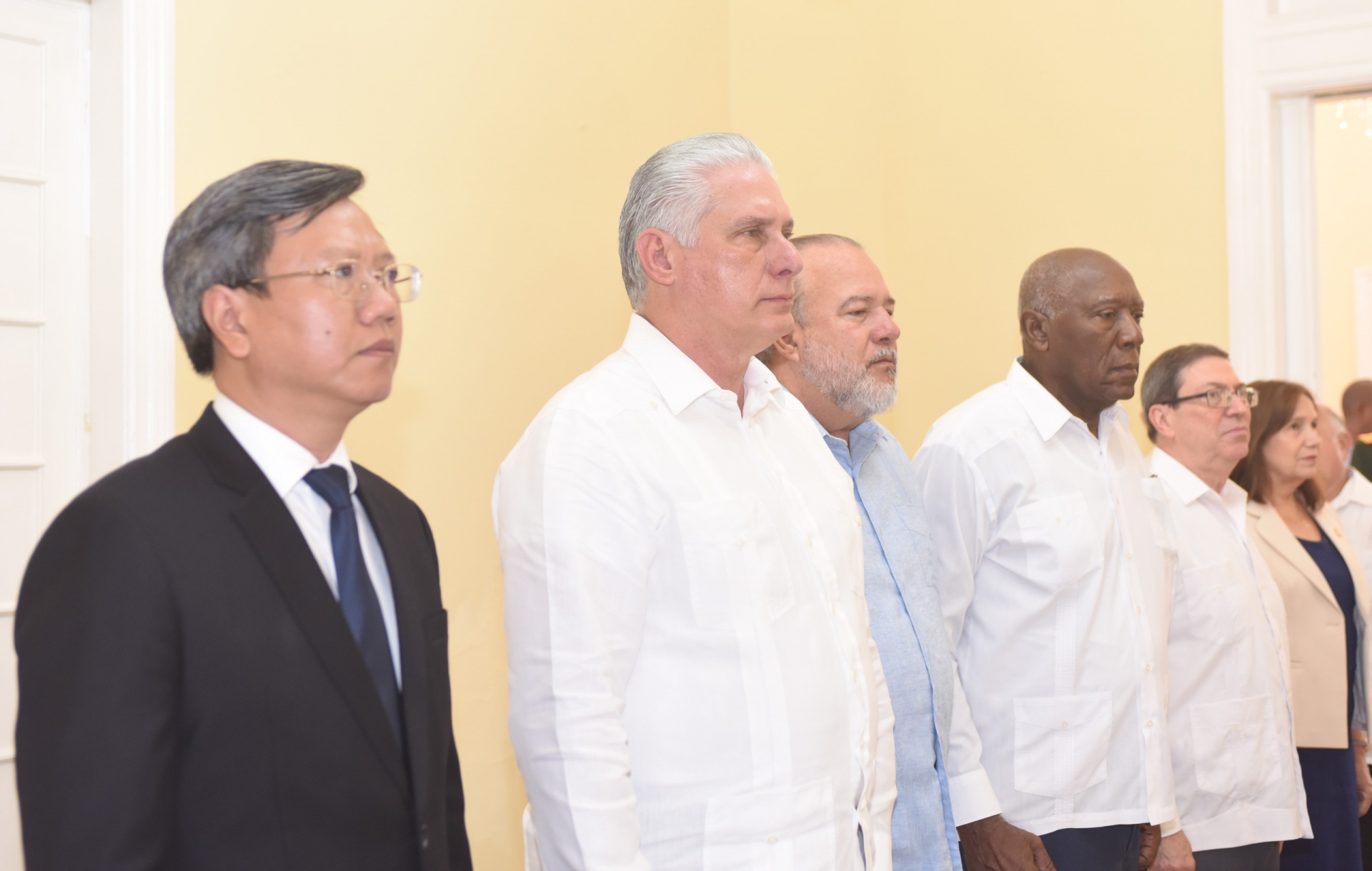 越南驻多国大使馆设立吊唁簿并举行悼念阮富仲总书记仪式