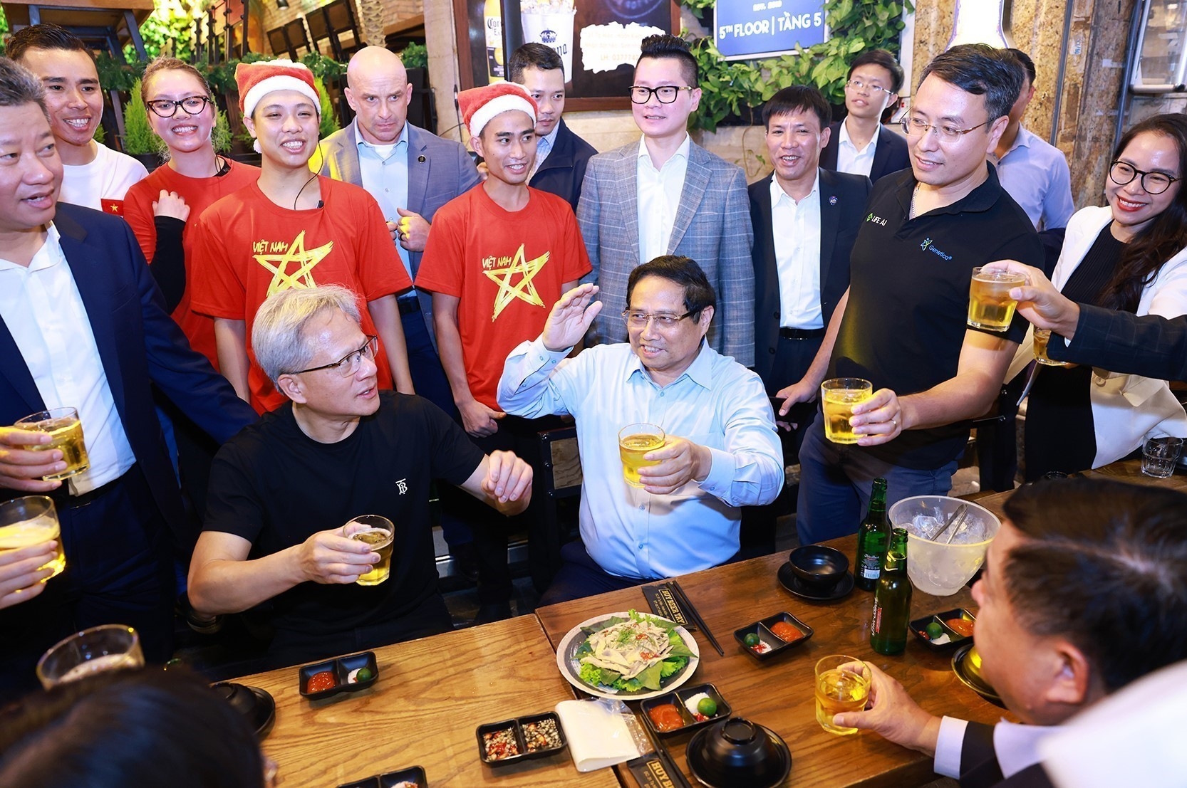 2024年12月5日,越南政府总理范明政与NVIDIA公司创始人兼首席执行官黄仁勋在河内享用街头美食。 2024年12月5日,越南政府总理范明政与NVIDIA公司创始人兼首席执行官黄仁勋在河内享用街头美食。