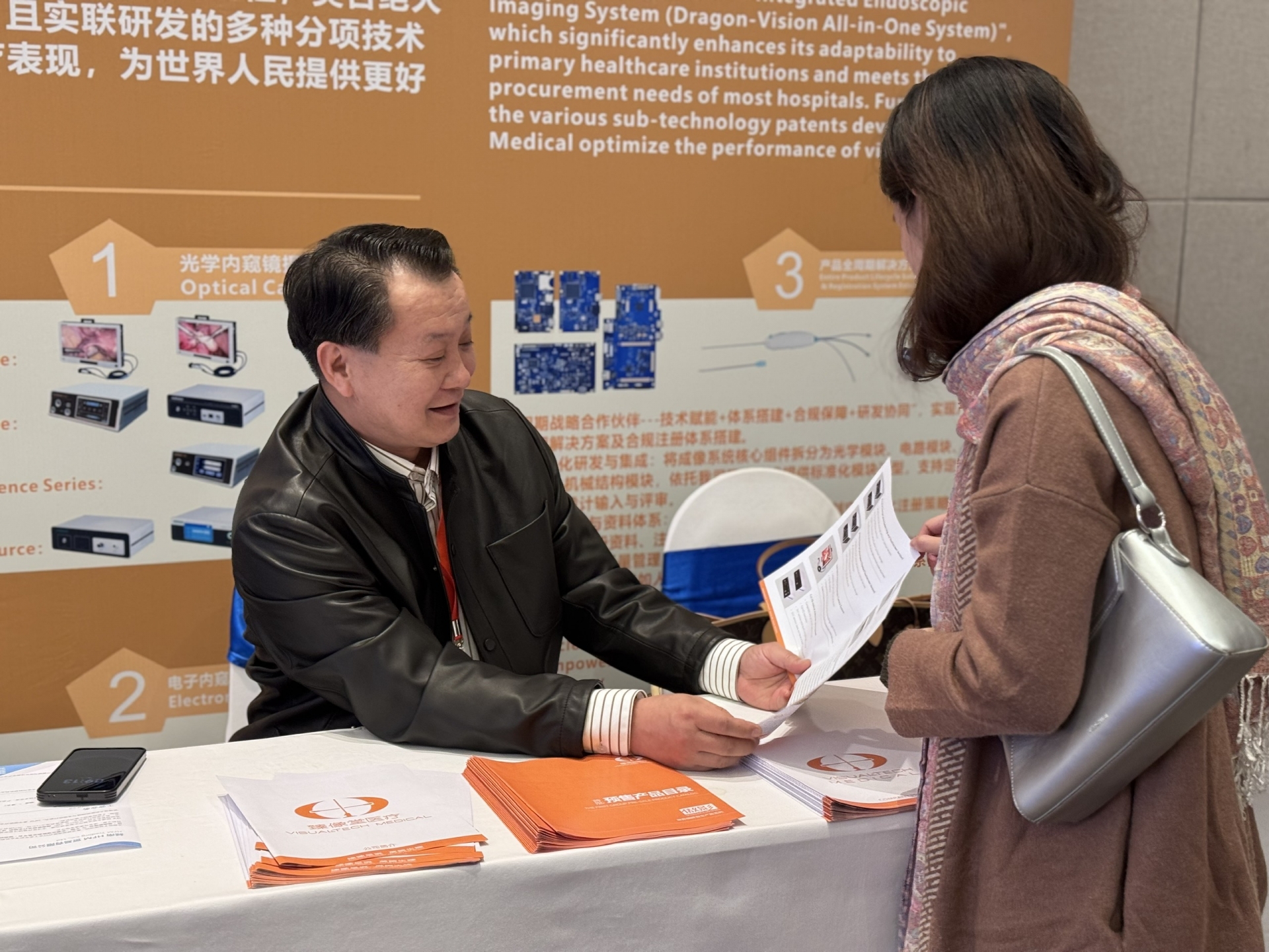 广西臻像堂医疗科技有限公司董事长陈锦棋向客商推介公司核心医用内窥镜产品。 广西臻像堂医疗科技有限公司董事长陈锦棋向客商推介公司核心医用内窥镜产品。