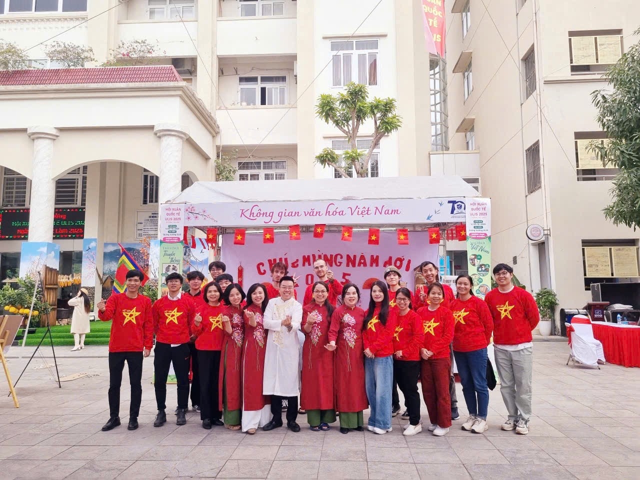 渡边光与国际留学生们在外国语大学体验越南文化空间。(图片:范李) 渡边光与国际留学生们在外国语大学体验越南文化空间。(图片:范李)