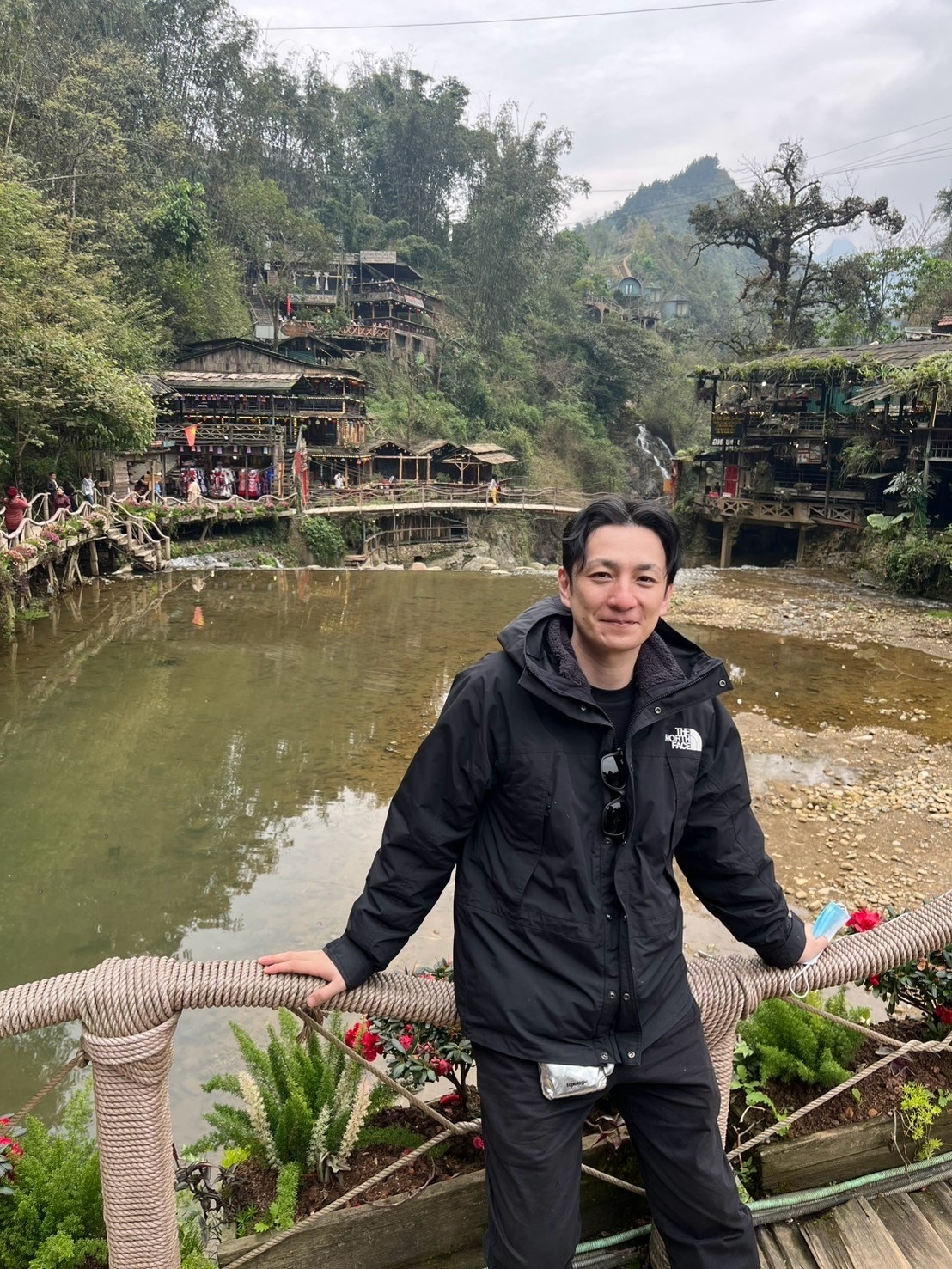 金谷学先生在老街省沙坝旅游途中。 金谷学先生在老街省沙坝旅游途中。