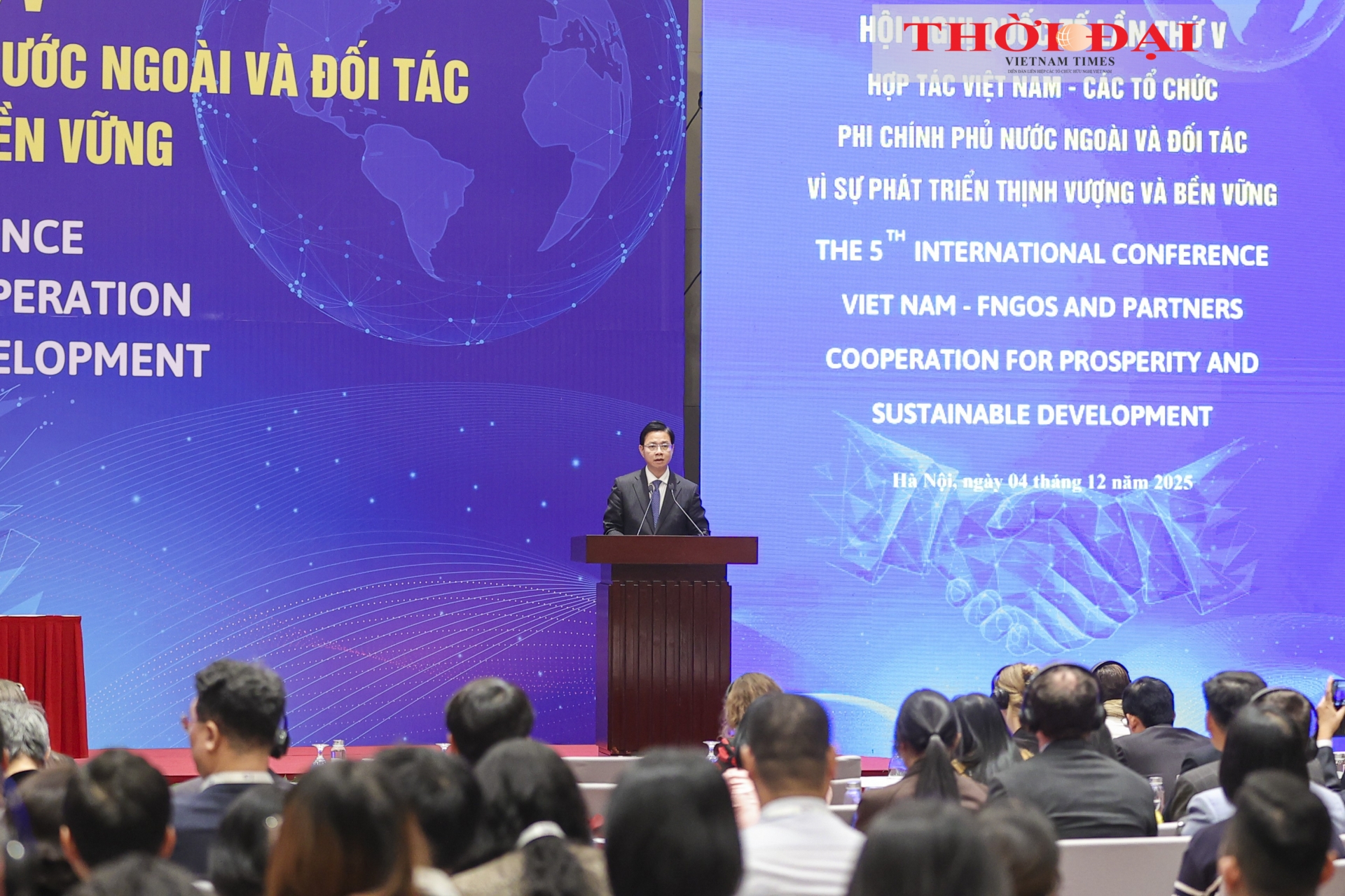 外交部副部长、外国非政府组织工作委员会主任吴黎文(Ngô Lê Văn)在会议闭幕式上发表讲话。(图片:丁和) 外交部副部长、外国非政府组织工作委员会主任吴黎文(Ngô Lê Văn)在会议闭幕式上发表讲话。(图片:丁和)