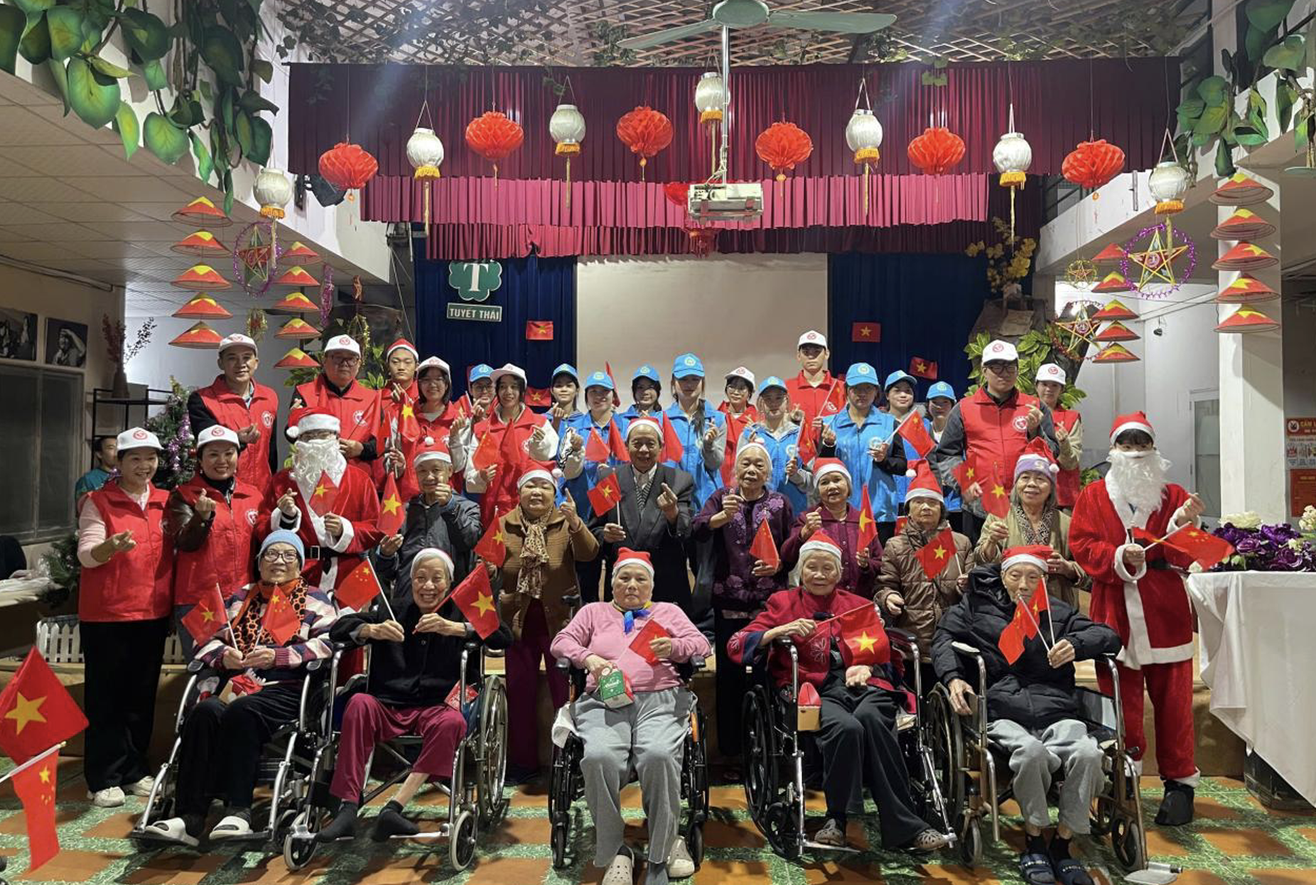 中越志愿者与养老院的老人合影