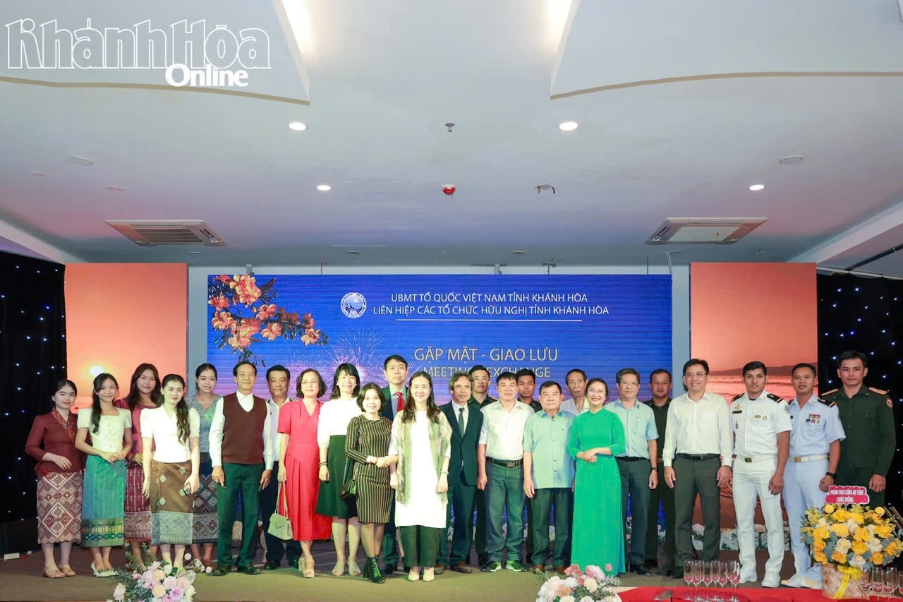 与会代表在见面会上合影留念。(摄影:庆和报) 与会代表在见面会上合影留念。(摄影:庆和报)