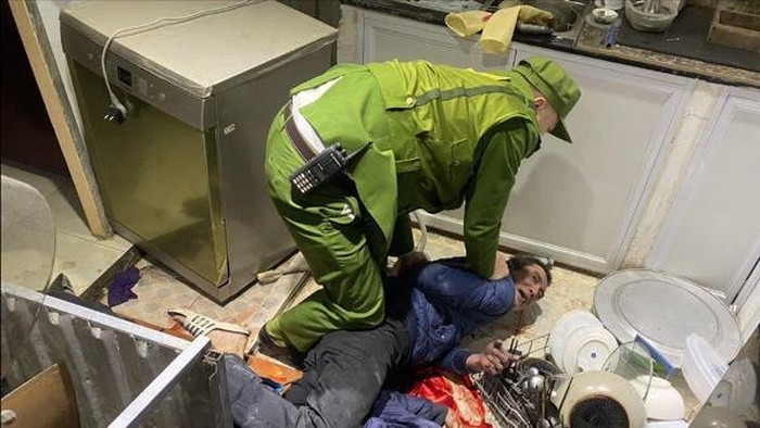 Tin pháp luật 24h nóng nhất hôm nay (19/2): Ngồi uống cà phê, nam thanh niên 19 tuổi bị chém tử vong tin phap luat 24h nong nhat hom nay 192 ngoi uong ca phe nam thanh nien 19 tuoi bi chem tu vong