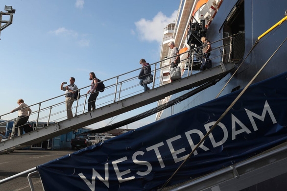 Khách Mỹ trên tàu Westerdam từng cập cảng Campuchia âm tính với Covid-19 khach my tren tau westerdam tung cap cang campuchia am tinh voi covid 19