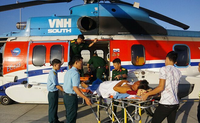 2 bệnh nhân ở Trường Sa được trực thăng đưa về đất liền điều trị 2 benh nhan o truong sa duoc truc thang dua ve dat lien dieu tri