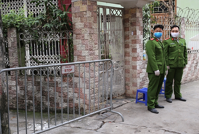 Phong tỏa ngõ có tiếp viên hàng không dương tính lần 1 với Covid-19 phong toa ngo co tiep vien hang khong duong tinh lan 1 voi covid 19