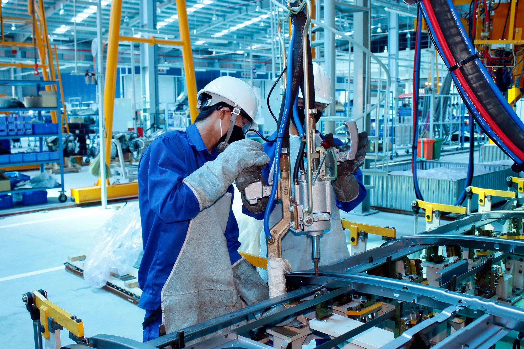 Bị nghỉ việc vì dịch Covid-19, người lao động được hưởng những quyền lợi gì? bi nghi viec vi dich covid 19 nguoi lao dong duoc huong nhung quyen loi gi