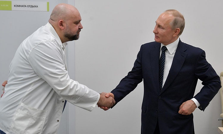Bác sĩ nhiễm Covid-19 từng tiếp xúc gần với TT Putin bac si nhiem covid 19 tung tiep xuc gan voi tt putin