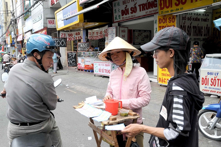 TP.HCM: Đề xuất chi 6 tỷ hỗ trợ gần 8.000 người bán vé số trong thời gian cách ly xã hội tphcm de xuat chi 6 ty ho tro gan 8000 nguoi ban ve so trong thoi gian cach ly xa hoi
