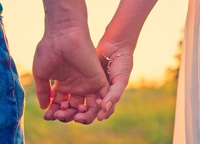 cach nam tay tiet lo dieu thu vi ve tinh yeu va su chung thuy
