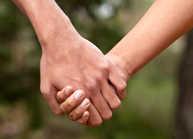 cach nam tay tiet lo dieu thu vi ve tinh yeu va su chung thuy