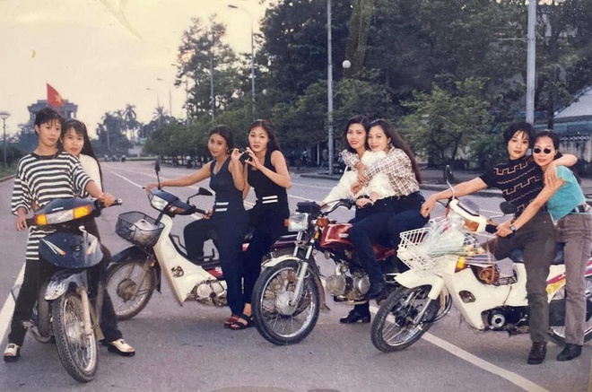 Ảnh mẹ và hội bạn thân là 'dân chơi' thế hệ 7X khiến người trẻ trầm trồ khen ngợi anh me va hoi ban than la dan choi the he 7x khien nguoi tre tram tro khen ngoi