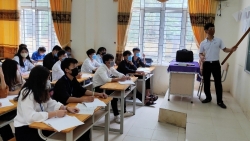 hoc sinh den truong ngoi cach nhau 15 m moi lop khong qua 20 hoc sinh