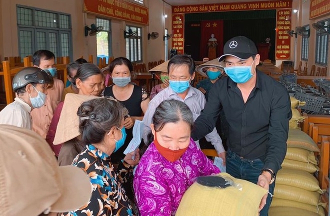 Minh Luân về miền Tây phát 4,5 tấn gạo, Đông Nhi - Ông Cao Thắng ủng hộ 250 triệu đồng chống dịch minh luan ve mien tay phat 45 tan gao dong nhi ong cao thang ung ho 250 trieu dong chong dich