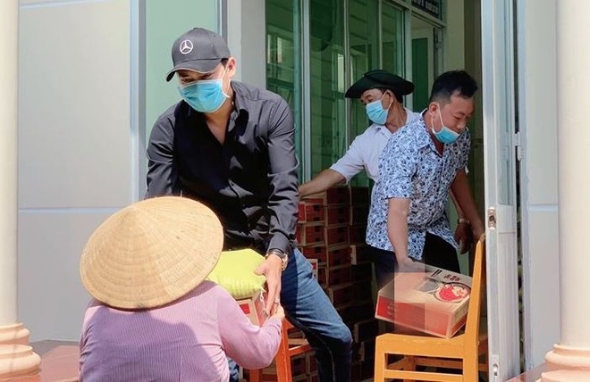 Minh Luân về miền Tây phát 4,5 tấn gạo, Đông Nhi - Ông Cao Thắng ủng hộ 250 triệu đồng chống dịch minh luan ve mien tay phat 45 tan gao dong nhi ong cao thang ung ho 250 trieu dong chong dich
