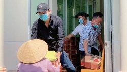Minh Luân về miền Tây phát 4,5 tấn gạo, Đông Nhi - Ông Cao Thắng ủng hộ 250 triệu đồng chống dịch
