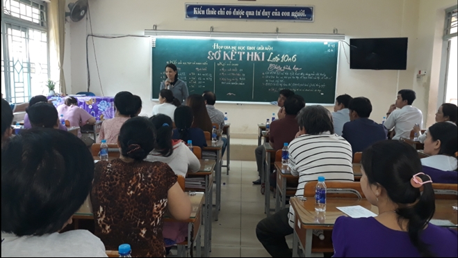 vu hoc sinh bi dua ra cong truong giua trua nang vi den som hieu truong len tieng