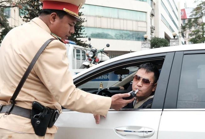 Xử phạt hơn 14 tỉ đồng trong 2 ngày tổng kiểm soát giao thông đường bộ xu phat hon 14 ti dong trong 2 ngay tong kiem soat giao thong duong bo