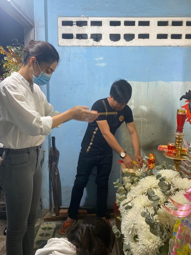 Hoa hậu Lương Thùy Linh đến viếng bé trai tử vong trong vụ cây phượng bật gốc hoa hau luong thuy linh den vieng be trai tu vong trong vu cay phuong bat goc