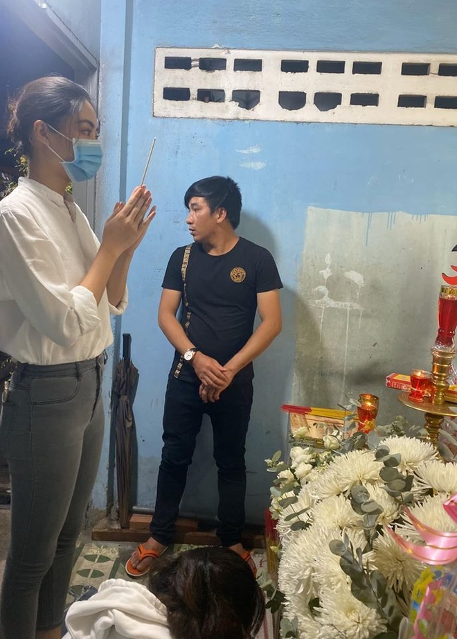 Hoa hậu Lương Thùy Linh đến viếng bé trai tử vong trong vụ cây phượng bật gốc hoa hau luong thuy linh den vieng be trai tu vong trong vu cay phuong bat goc