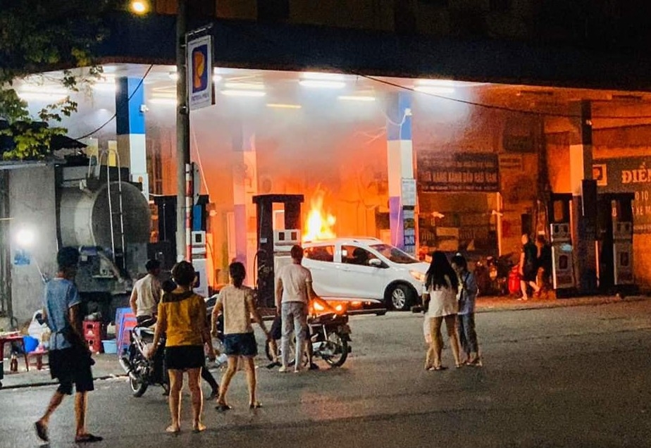 Tin tức trong ngày 28/5 mới nhất: Bị ô tô đâm đổ, cây xăng ở Hà Nội bốc cháy tin tuc trong ngay 285 moi nhat bi o to dam do cay xang o ha noi boc chay