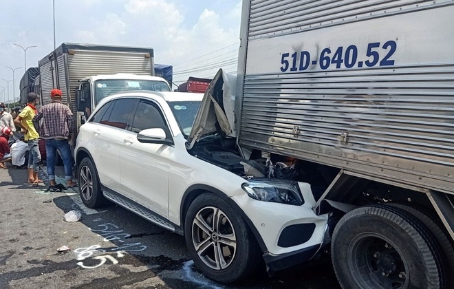 Xe tải thắng gấp, 10 ô tô phía sau tông liên hoàn trên Quốc lộ 1 ở TP.HCM xe tai thang gap 10 o to phia sau tong lien hoan tren quoc lo 1 o tphcm