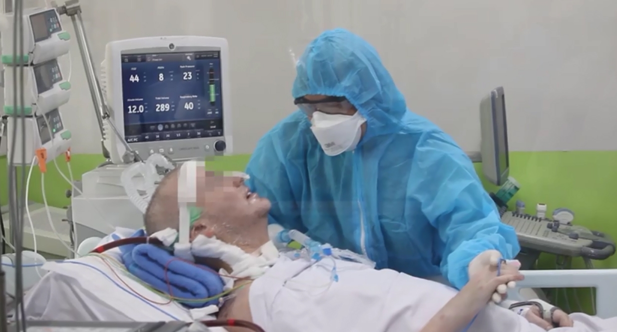 Video: Bệnh nhân phi công Anh mỉm cười, bắt tay với bác sĩ video benh nhan phi cong anh mim cuoi bat tay voi bac si
