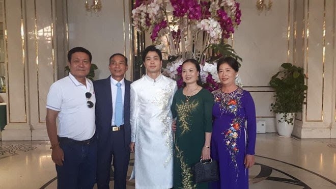 Loạt ảnh hiếm trong lễ đính hôn của Công Phượng - Viên Minh loat anh hiem trong le dinh hon cua cong phuong vien minh