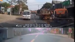 xe tai cho bun dat bi lat de trung nu sinh tren duong di hoc ve
