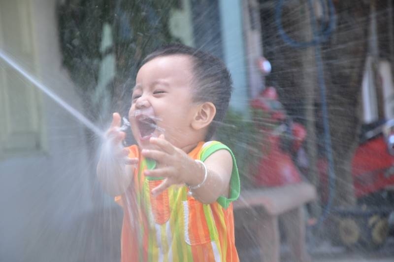 Xé giấy, vẽ khắp nhà và những thói quen tưởng xấu nhưng giúp trẻ thông minh xe giay ve khap nha va nhung thoi quen tuong xau nhung giup tre thong minh