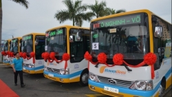 video 2 nguoi chan lan brt doi co tai xe xe buyt khong dam bam coi vi so bi danh