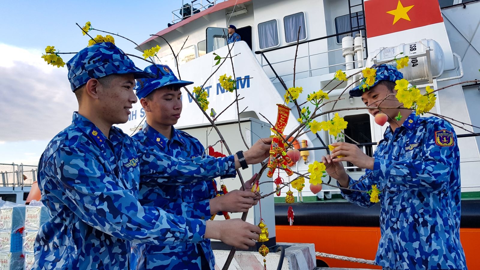 Quà Tết đến sớm với quân dân huyện đảo Trường Sa và đảo Bạch Long Vĩ qua tet den som voi quan dan huyen dao truong sa va dao bach long vi