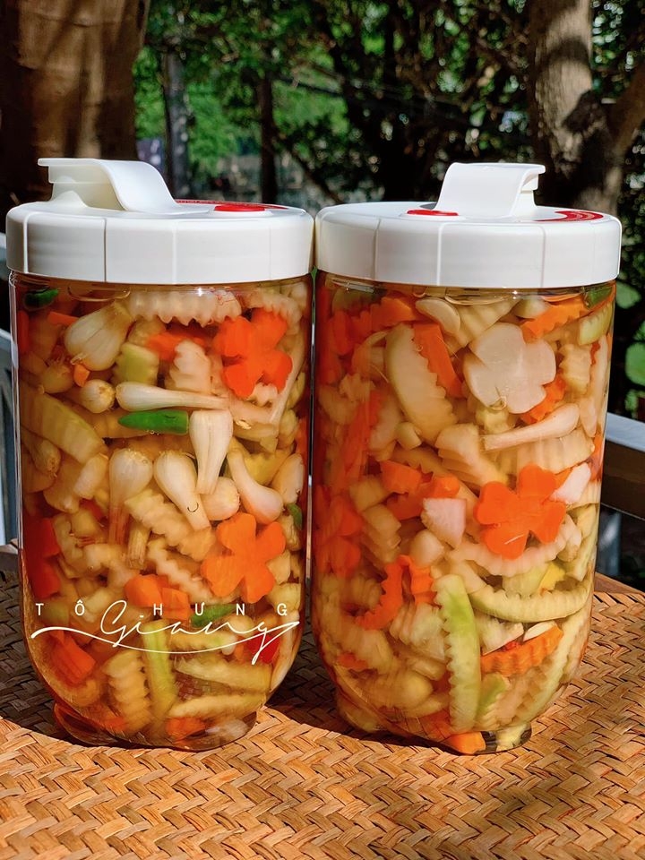 Cách làm dưa muối tổng hợp cà rốt, su hào, củ kiệu chống ngán ngày Tết cach lam dua muoi tong hop ca rot su hao cu kieu chong ngan ngay tet