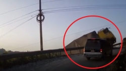 video ket cuc khong ngo cua chiec o to di vao lan nguoc chieu