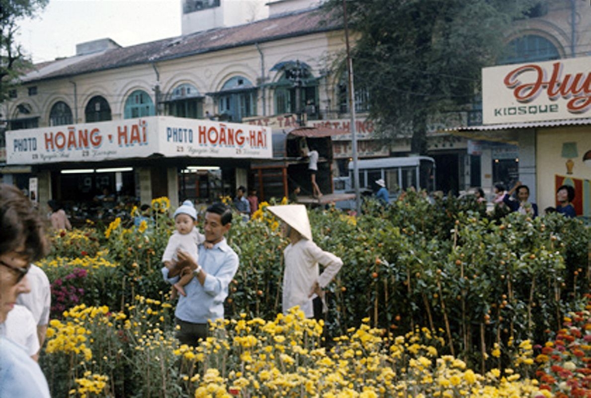 Ảnh màu hiếm về chợ hoa ngày Tết ở Sài Gòn những năm 60 anh mau hiem ve cho hoa ngay tet o sai gon nhung nam 60