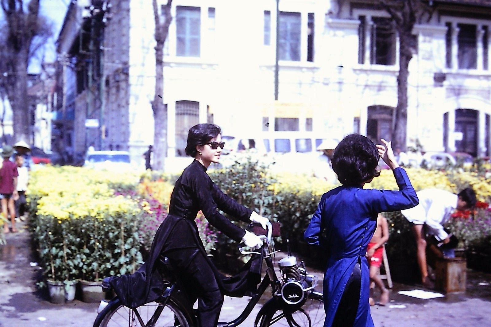 Ảnh màu hiếm về chợ hoa ngày Tết ở Sài Gòn những năm 60 anh mau hiem ve cho hoa ngay tet o sai gon nhung nam 60