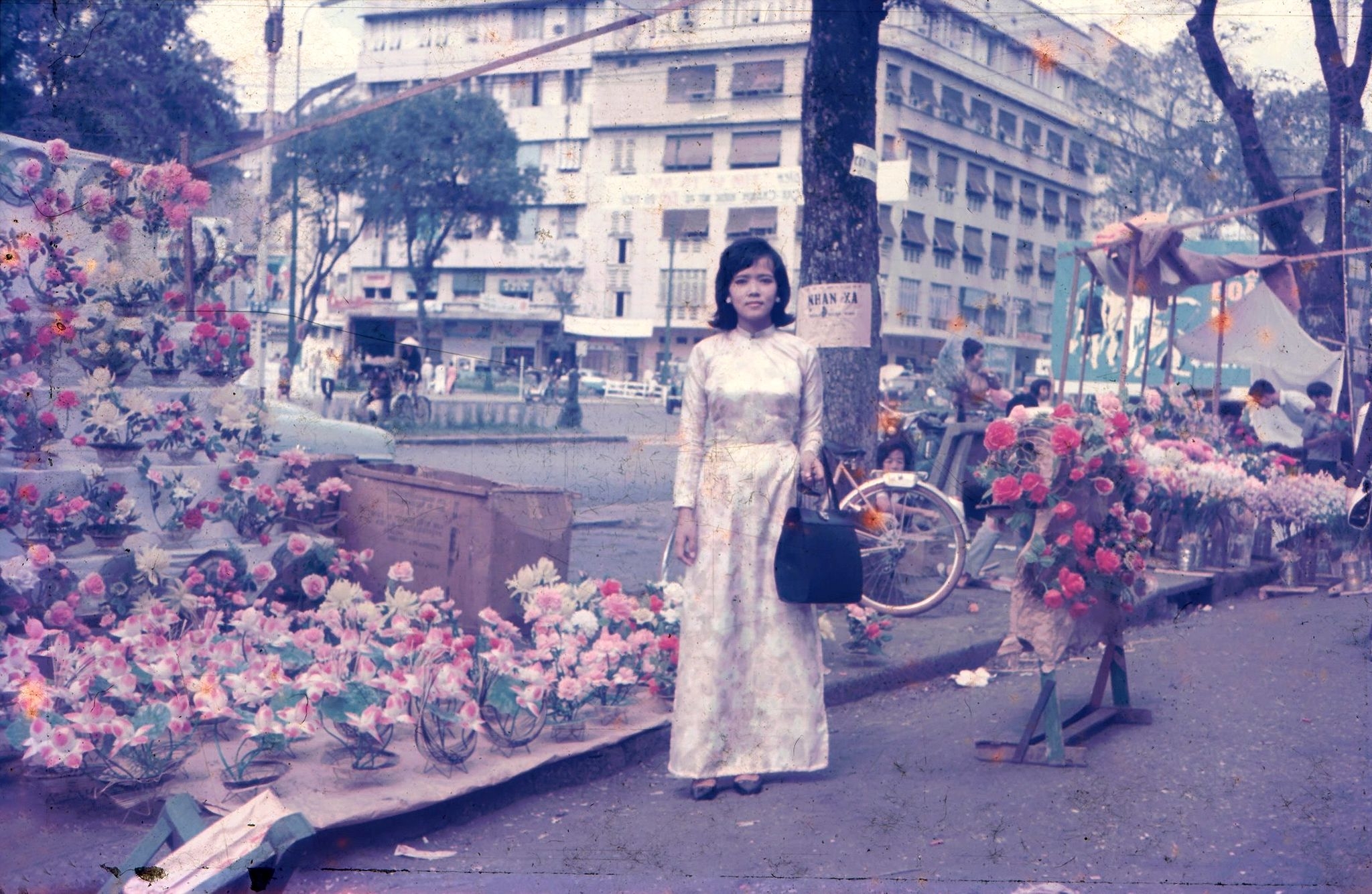 Ảnh màu hiếm về chợ hoa ngày Tết ở Sài Gòn những năm 60 anh mau hiem ve cho hoa ngay tet o sai gon nhung nam 60