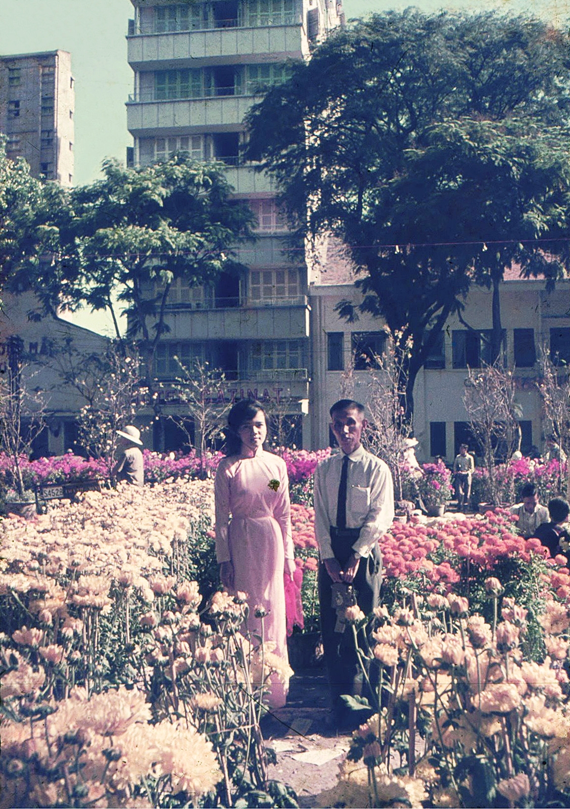 Ảnh màu hiếm về chợ hoa ngày Tết ở Sài Gòn những năm 60 anh mau hiem ve cho hoa ngay tet o sai gon nhung nam 60