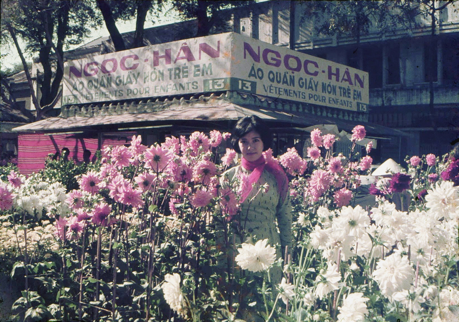 Ảnh màu hiếm về chợ hoa ngày Tết ở Sài Gòn những năm 60 anh mau hiem ve cho hoa ngay tet o sai gon nhung nam 60