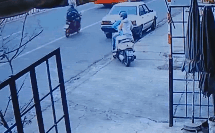 video xe tai phong nhanh tong nat duoi xe con hai nguoi may man thoat chet