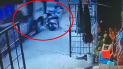 video xe tai dam vo duoi xe khach sau cu chuyen lan dot ngot cua o to con