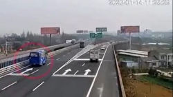 video ten trom vao nha lay cap 3 thung bia chu nha phat hien truy duoi rao riet